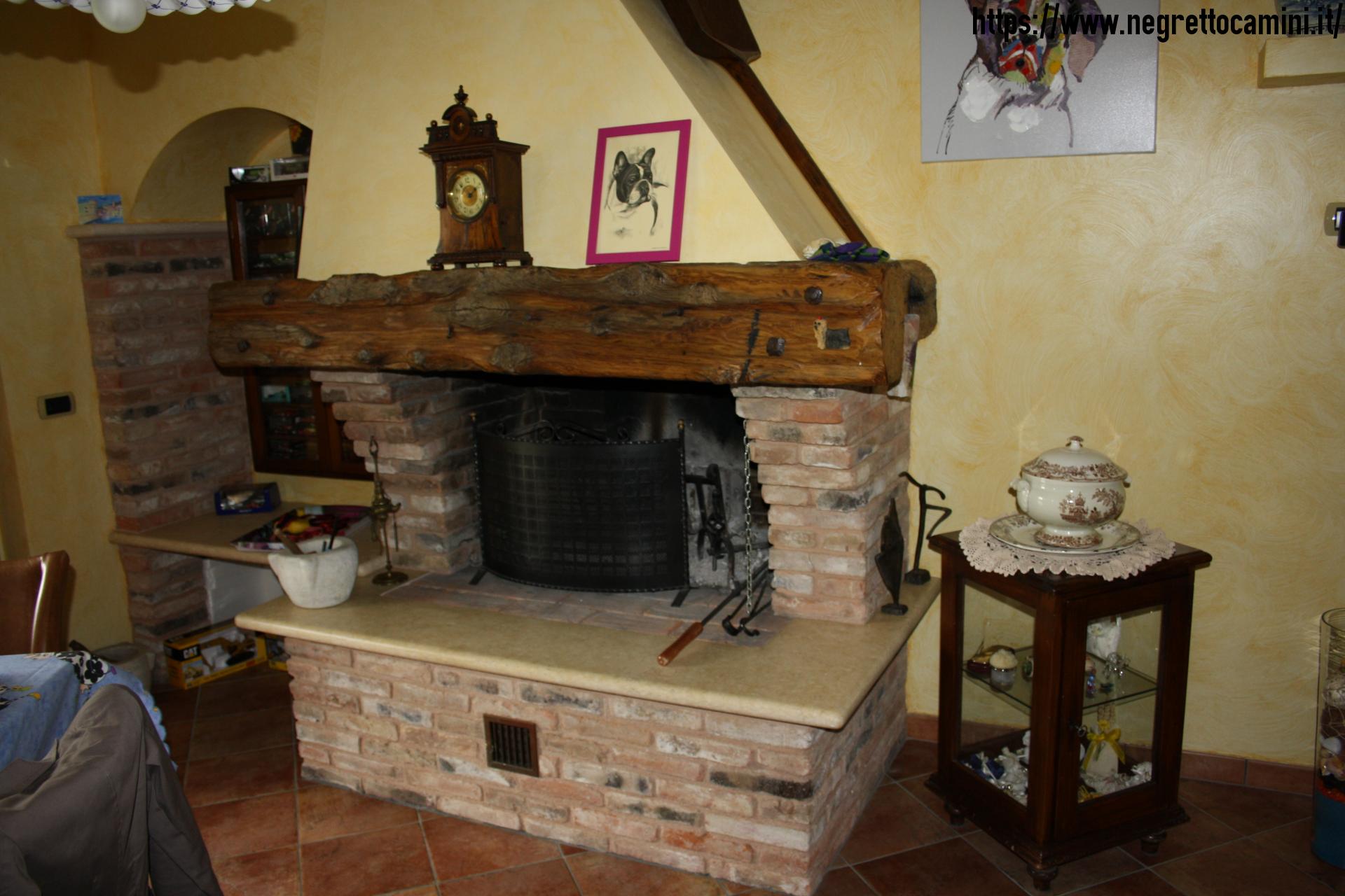 Termocamino con forno a legna